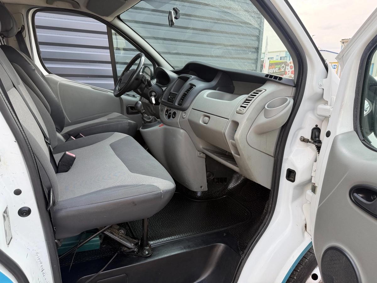 Renault Trafic Vu FOURGON 2.0 DCI 90 L1H1 2010 - vue 10