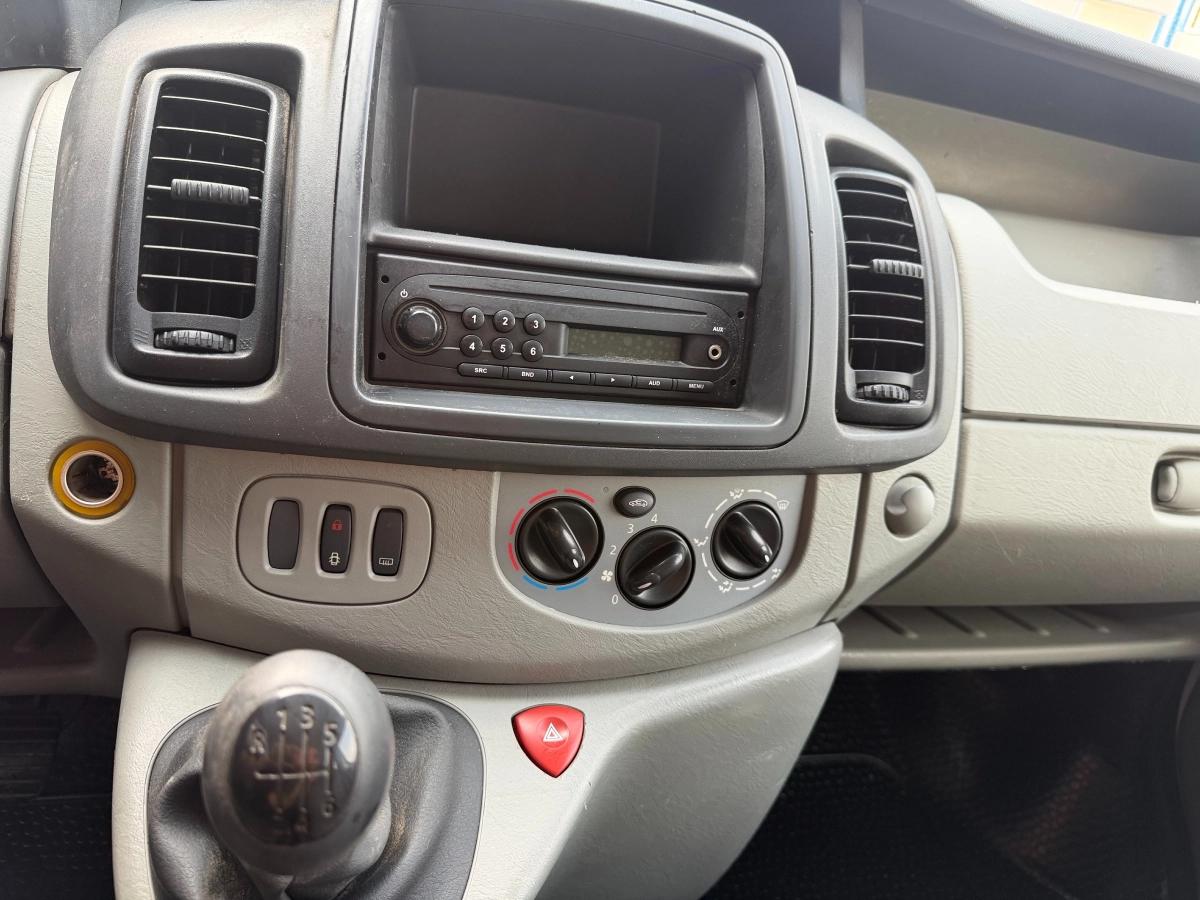 Renault Trafic Vu FOURGON 2.0 DCI 90 L1H1 2010 - vue 17