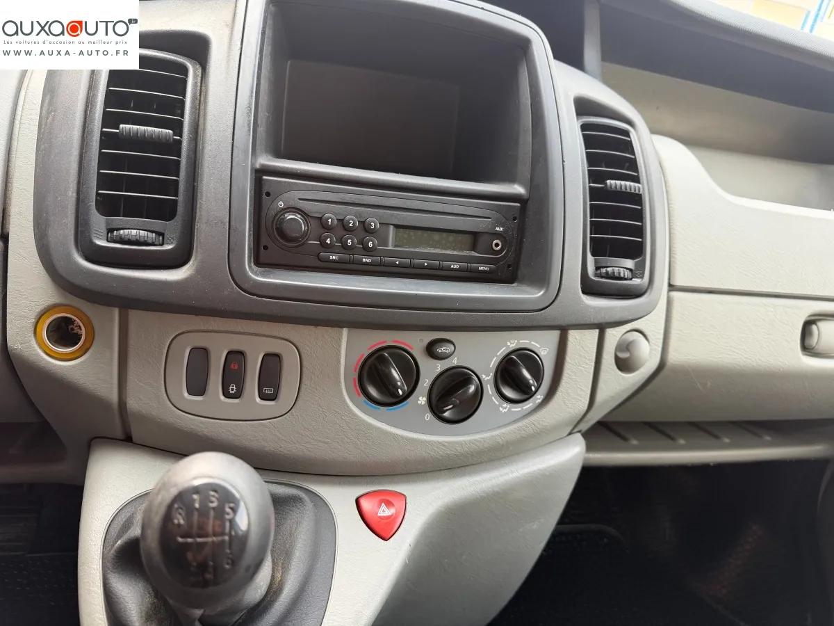 Renault Trafic Vu FOURGON 2.0 DCI 90 L1H1 2010 - vue 17