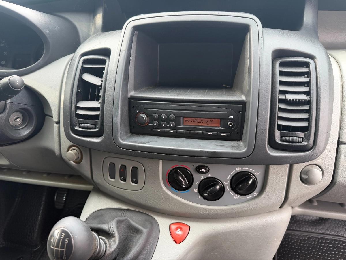 Renault Trafic Vu FOURGON 2.0 DCI 90 L1H1 2011 - vue 11