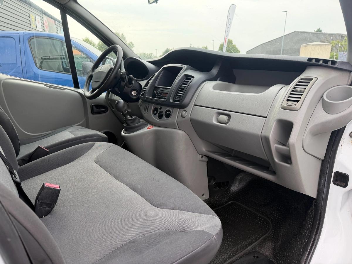 Renault Trafic Vu FOURGON 2.0 DCI 90 L1H1 2011 - vue 12