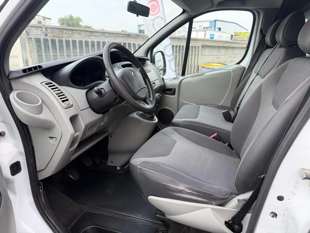 Renault Trafic Vu FOURGON 2.0 DCI 90 L1H1 2011 - vue 13