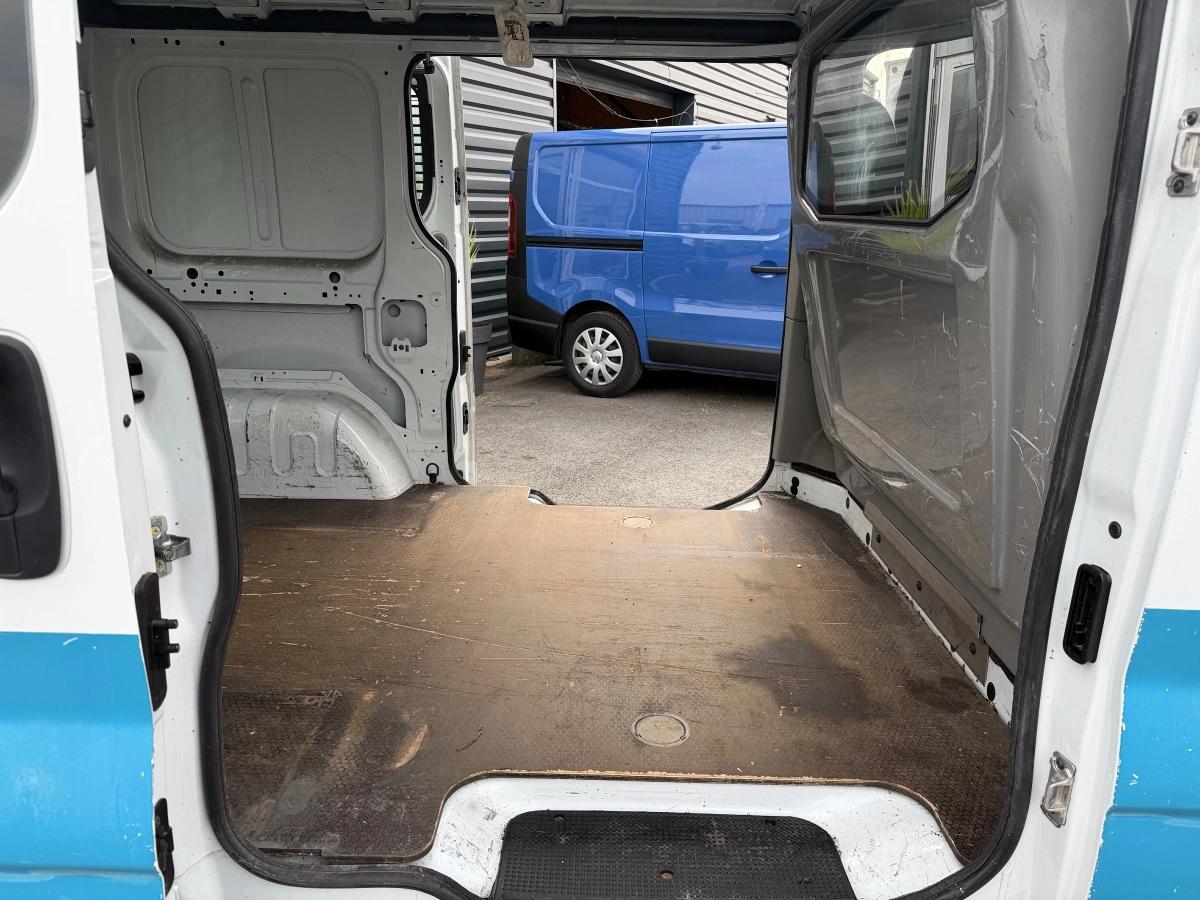 Renault Trafic Vu FOURGON 2.0 DCI 90 L1H1 2011 - vue 15