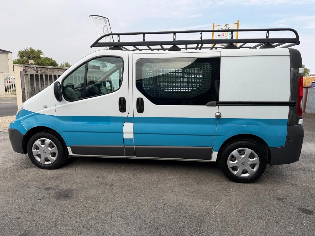 Renault Trafic Vu FOURGON 2.0 DCI 90 L1H1 2011 - vue 5