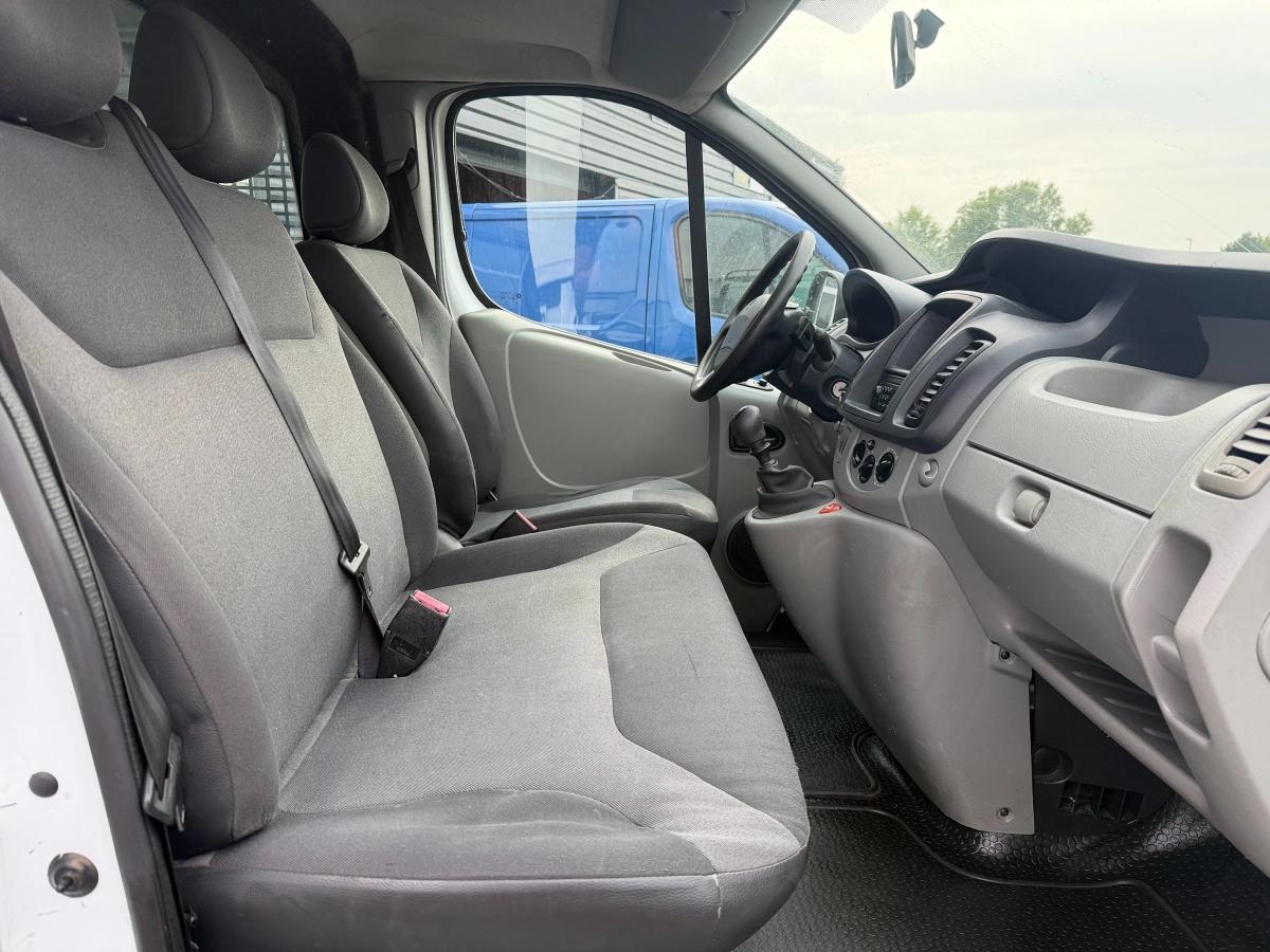 Renault Trafic Vu FOURGON 2.0 DCI 90 L1H1 2011 - vue 9