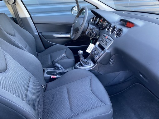 Peugeot 308 SW 1.6 HDI 90 2008 - vue 5
