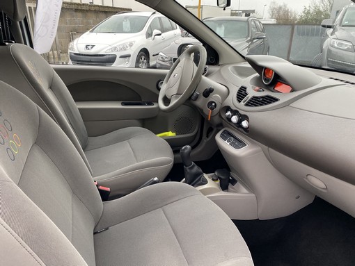 Renault Twingo 1.5 DCI 65 Ch expression 2010 - vue 4