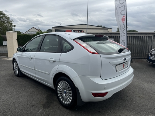 Ford Focus 1.6 110 Ch 2010 - vue 2