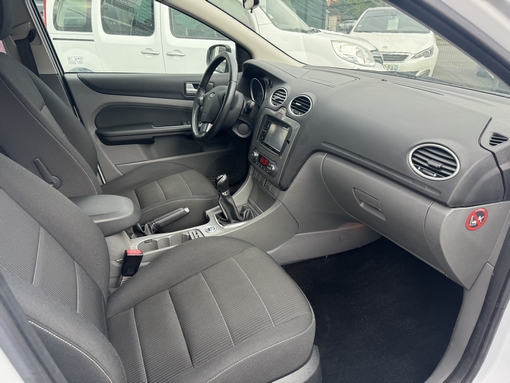 Ford Focus 1.6 110 Ch 2010 - vue 8