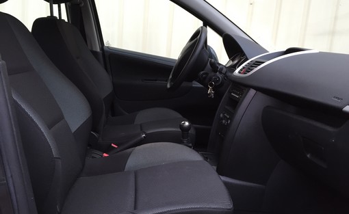 Peugeot 207 1.4 HDI Urban 2010 - vue 4