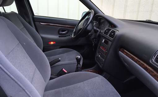 Peugeot 406 2.0 HDI 90 2004 - vue 4