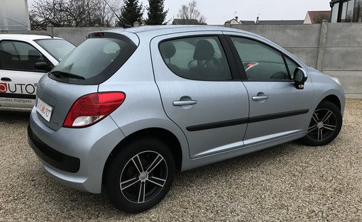 Peugeot 207 1.4 2010 - vue 3