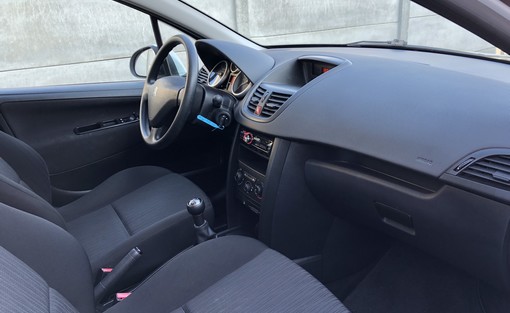 Peugeot 207 1.6 HDI 90 Ch 99g 2010 - vue 4