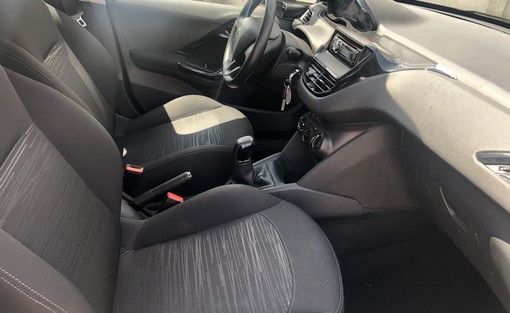 Peugeot 208 1.4 HDI 70 2013 - vue 4