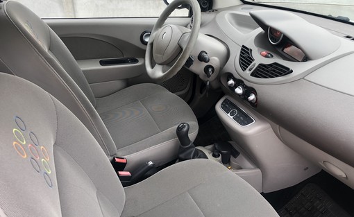 Renault Twingo 1.5 DCI 65 2010 - vue 4