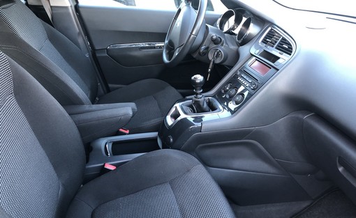 Peugeot 5008 1.6 HDI 110 premium 2010 - vue 4