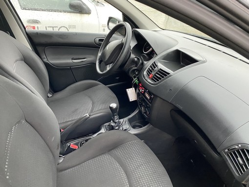 Peugeot 206+ 1.1 trendy 2012 - vue 4