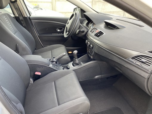 Renault Megane Estates 1.5 DCI 90ch 2009 - vue 4