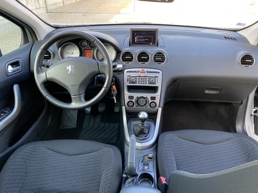 Peugeot 308 SW 1.6 HDI 110 Ch 2008 - vue 4