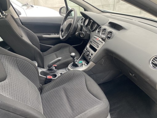 Peugeot 308 SW 1.6 HDI 110 Ch 2008 - vue 4