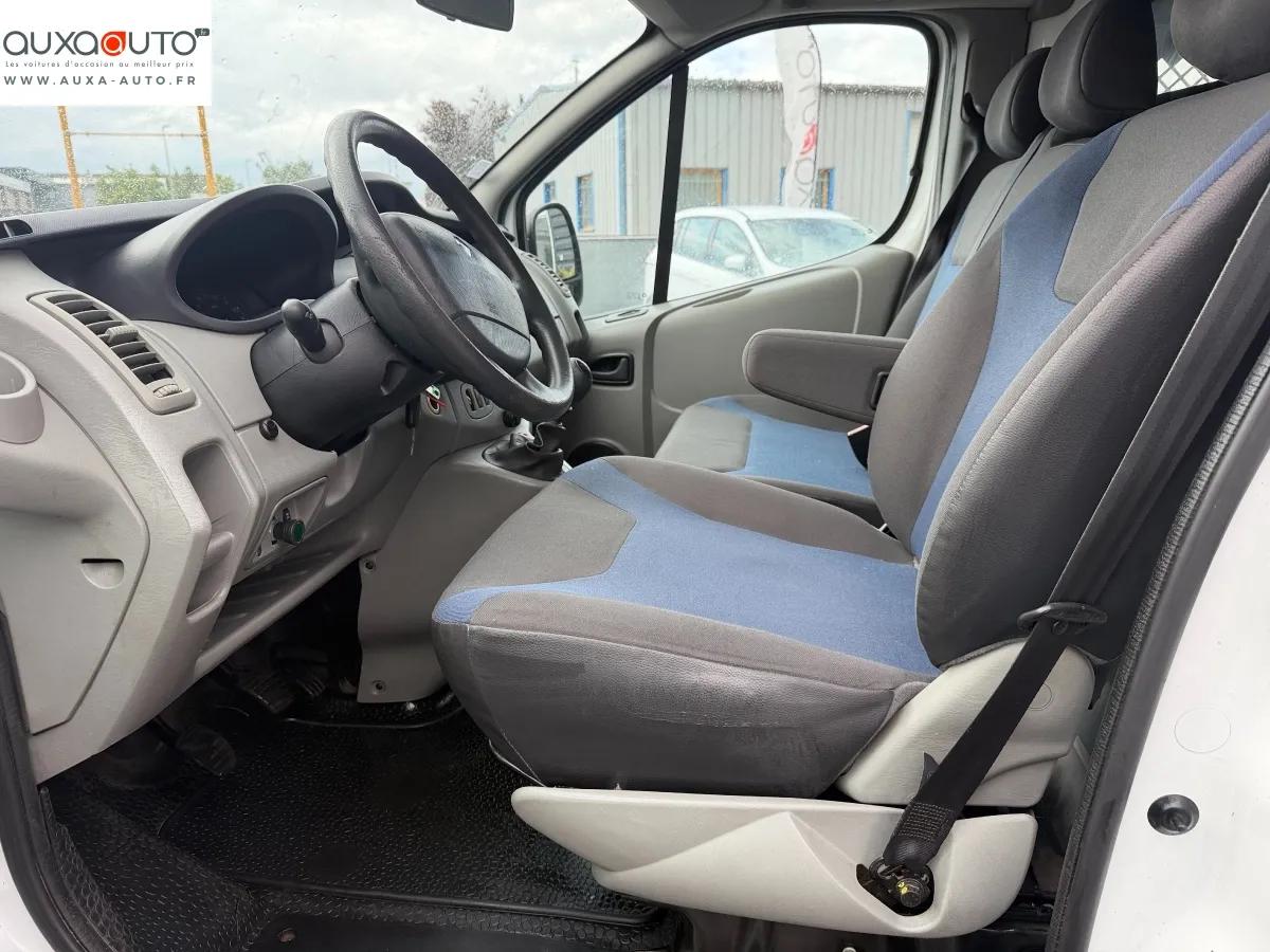 Renault Trafic Vu FOURGON 2.0 DCI 115 L1H1 2012 - vue 10