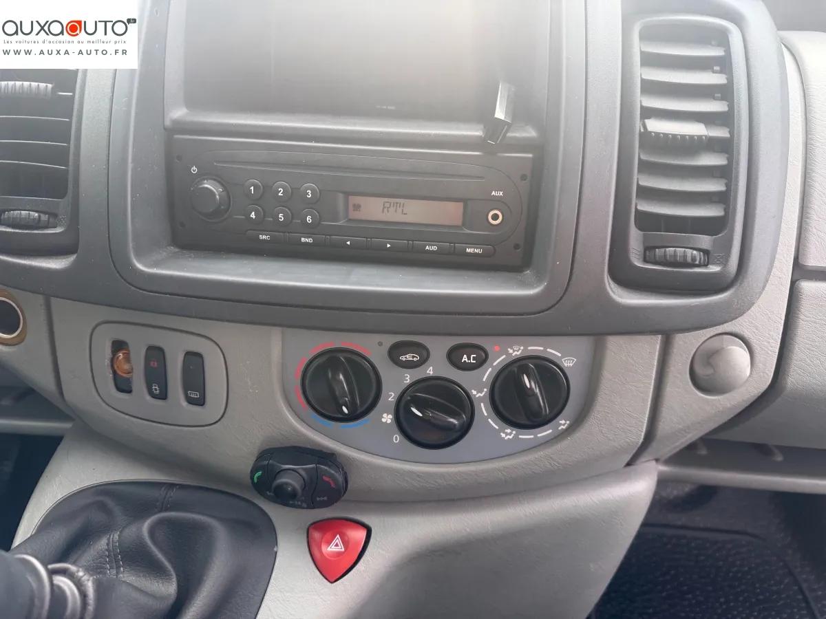 Renault Trafic Vu FOURGON 2.0 DCI 115 L1H1 2012 - vue 14