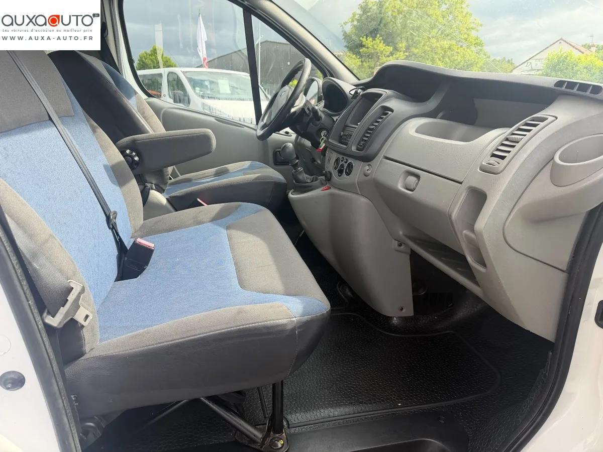 Renault Trafic Vu FOURGON 2.0 DCI 115 L1H1 2012 - vue 16
