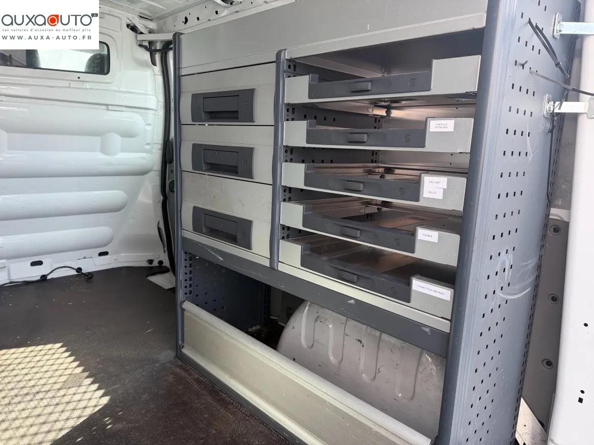 Renault Trafic Vu FOURGON 2.0 DCI 115 L1H1 2012 - vue 17
