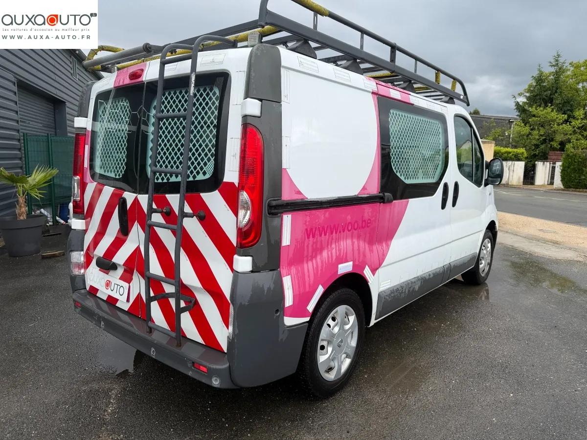 Renault Trafic Vu FOURGON 2.0 DCI 115 L1H1 2012 - vue 2