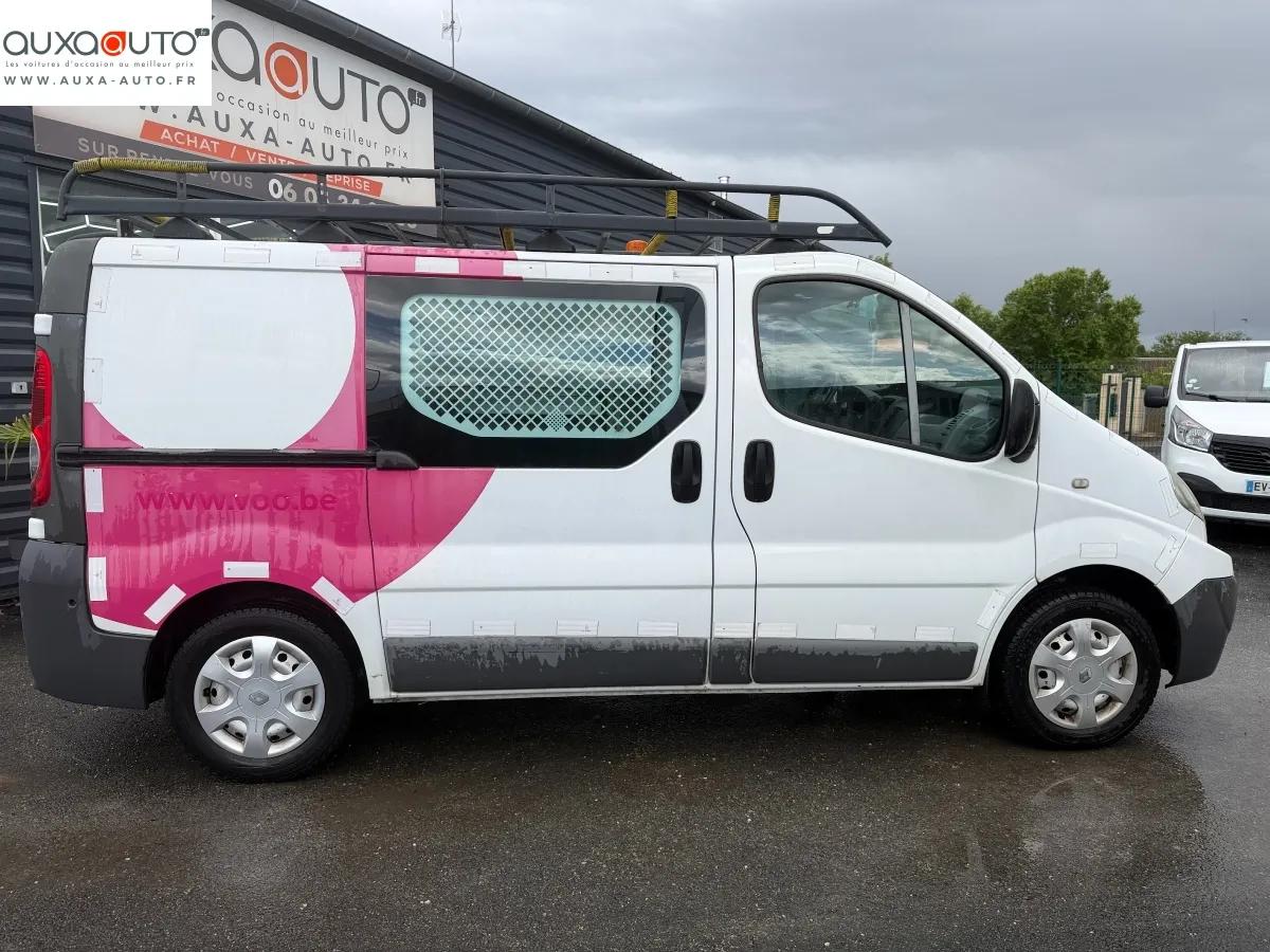 Renault Trafic Vu FOURGON 2.0 DCI 115 L1H1 2012 - vue 5