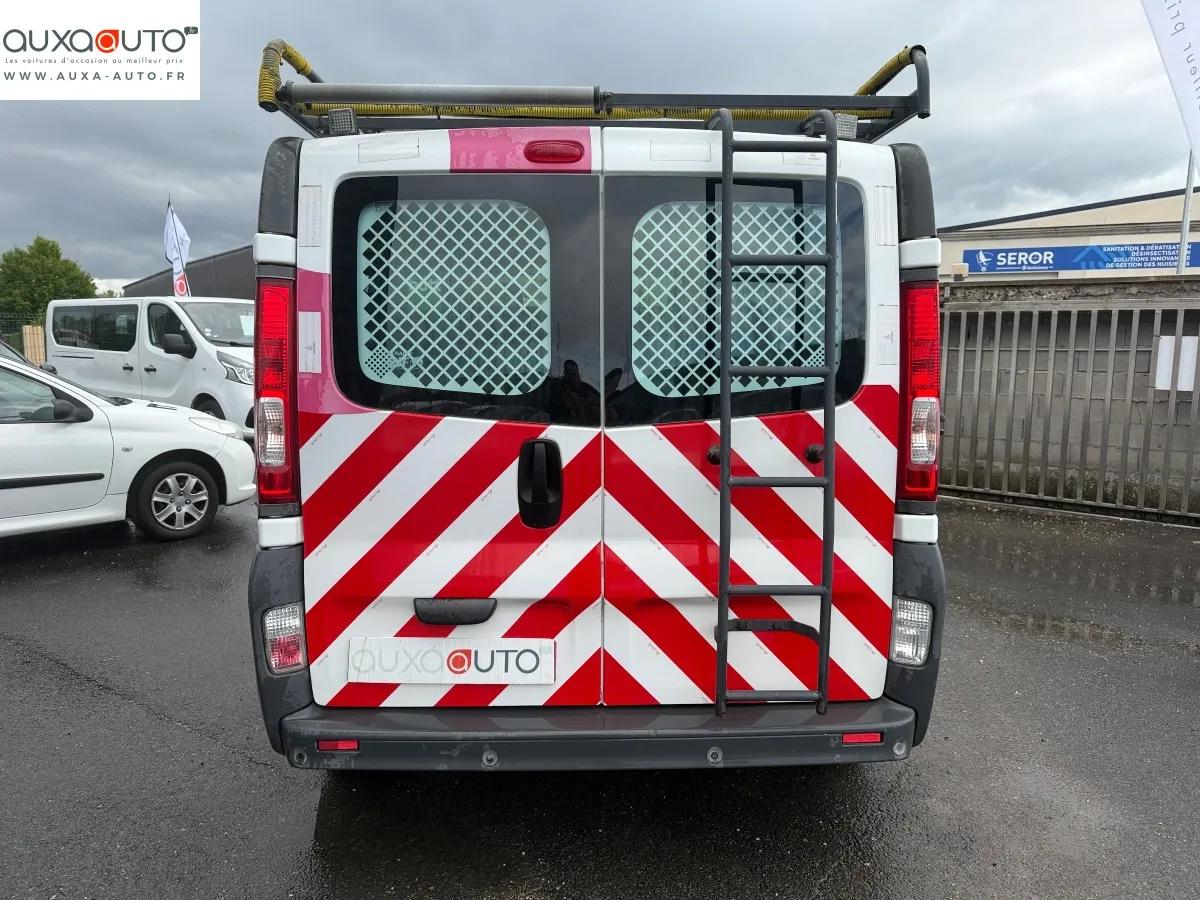 Renault Trafic Vu FOURGON 2.0 DCI 115 L1H1 2012 - vue 6