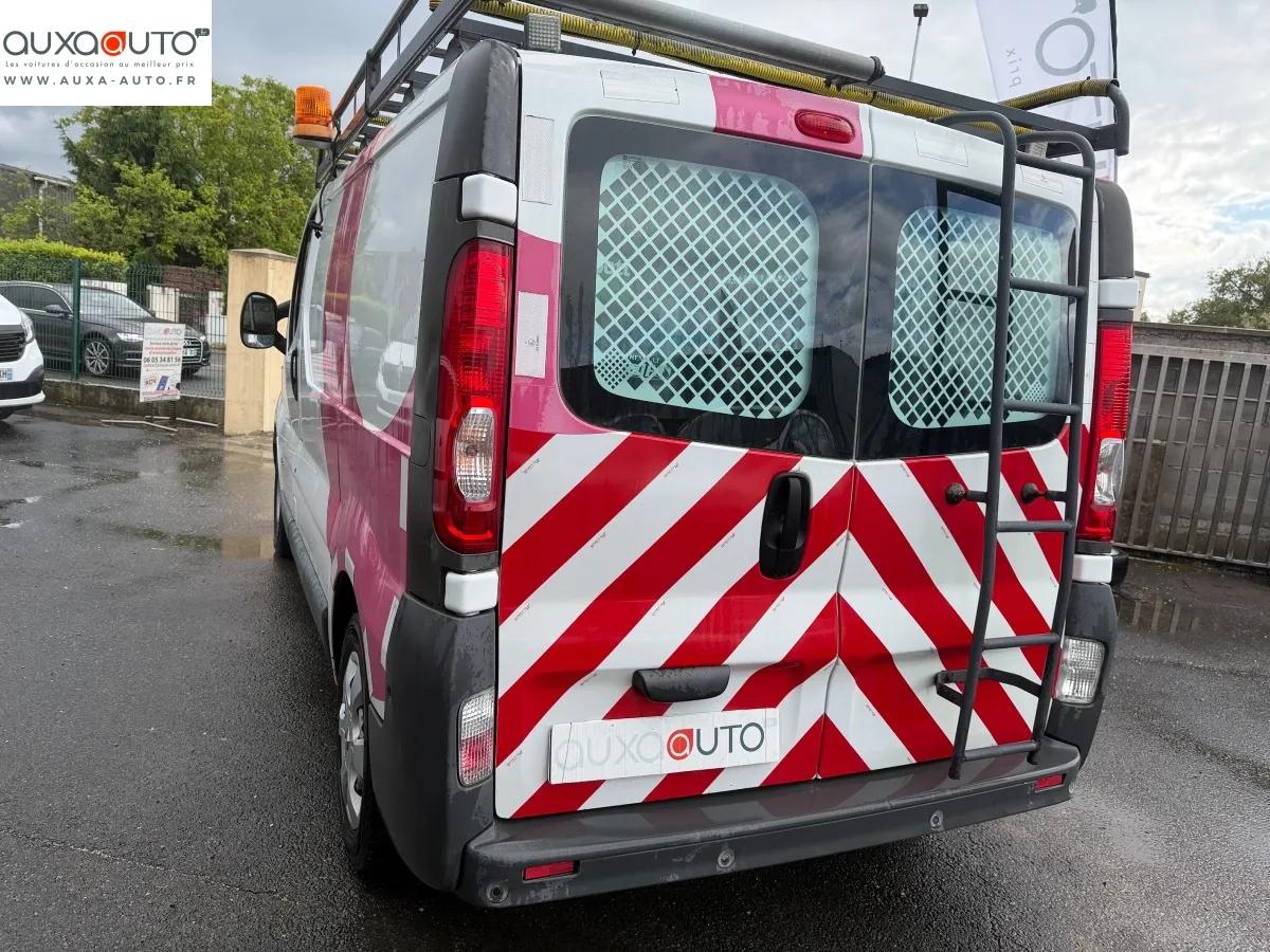 Renault Trafic Vu FOURGON 2.0 DCI 115 L1H1 2012 - vue 7